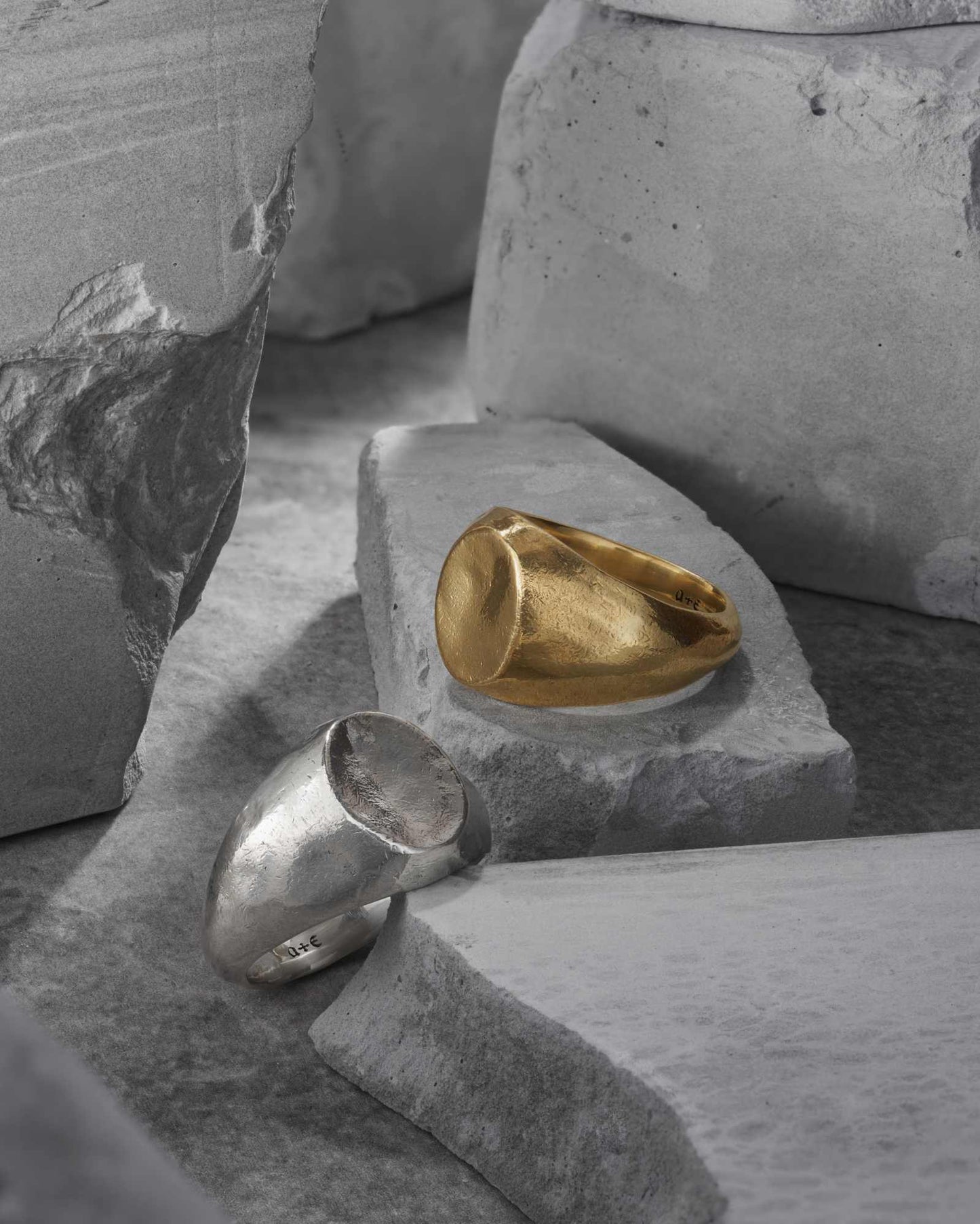 Ode Signet Ring-Rings- US 5 - Gold - Ask & Embla